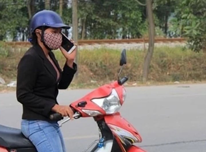 Năm 2025, dừng xe để nghe điện thoại có bị xử phạt?- Ảnh 1.