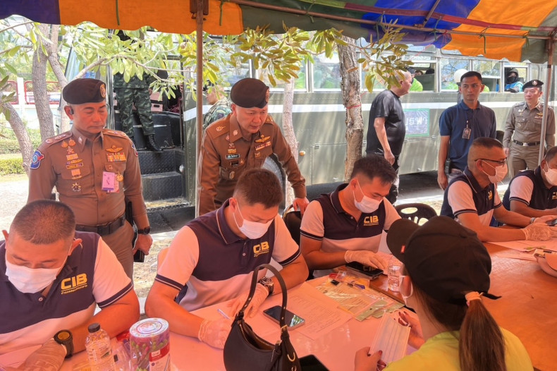 Campuchia đột kích trung tâm lừa đảo, bắt giữ hơn 200 người nước ngoài- Ảnh 1. Campuchia đột kích trung tâm lừa đảo, bắt giữ hơn 200 người nước ngoài- Ảnh 1.