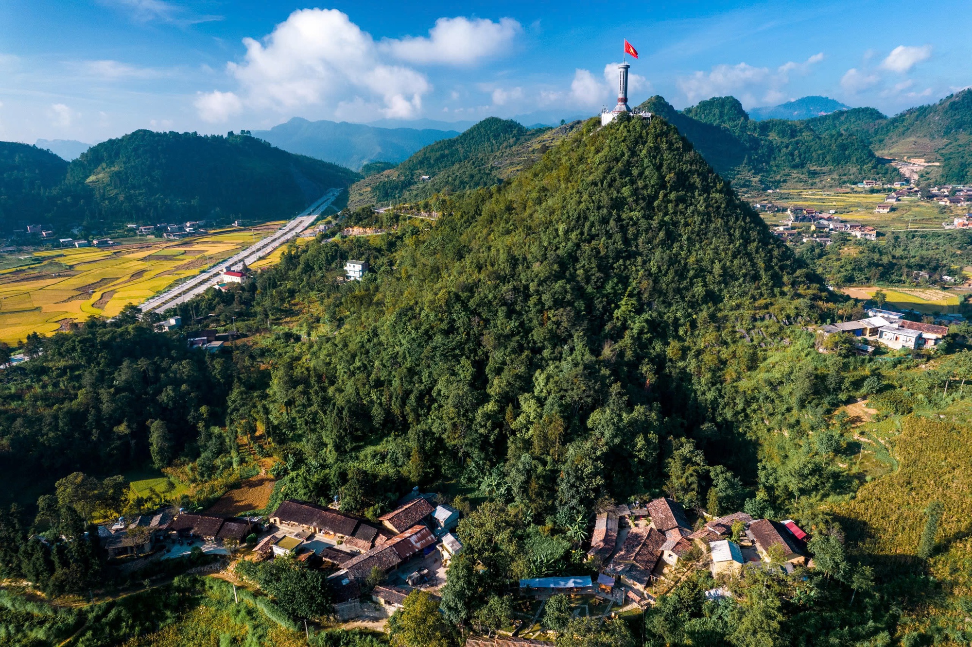 Có gì đặc biệt ở Thèn Pả - ngôi làng bình dị của người Mông dưới chân cột cờ Lũng Cú?- Ảnh 1. Có gì đặc biệt ở Thèn Pả - ngôi làng bình dị của người Mông dưới chân cột cờ Lũng Cú?- Ảnh 1.