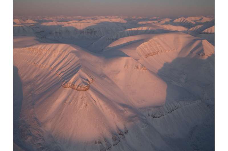 Thước phim đầu tiên trong lịch sử ghi lại cảnh gấu Bắc Cực dắt con rời hang ngủ đông: Trông rất đáng yêu, nhưng các nhà khoa học cho biết đó là một điềm báo chẳng lành- Ảnh 6.
