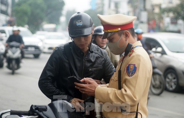 Trong thời gian chờ cấp, đổi giấy phép lái xe có được điều khiển phương tiện?- Ảnh 2. Trong thời gian chờ cấp, đổi giấy phép lái xe có được điều khiển phương tiện?- Ảnh 2.