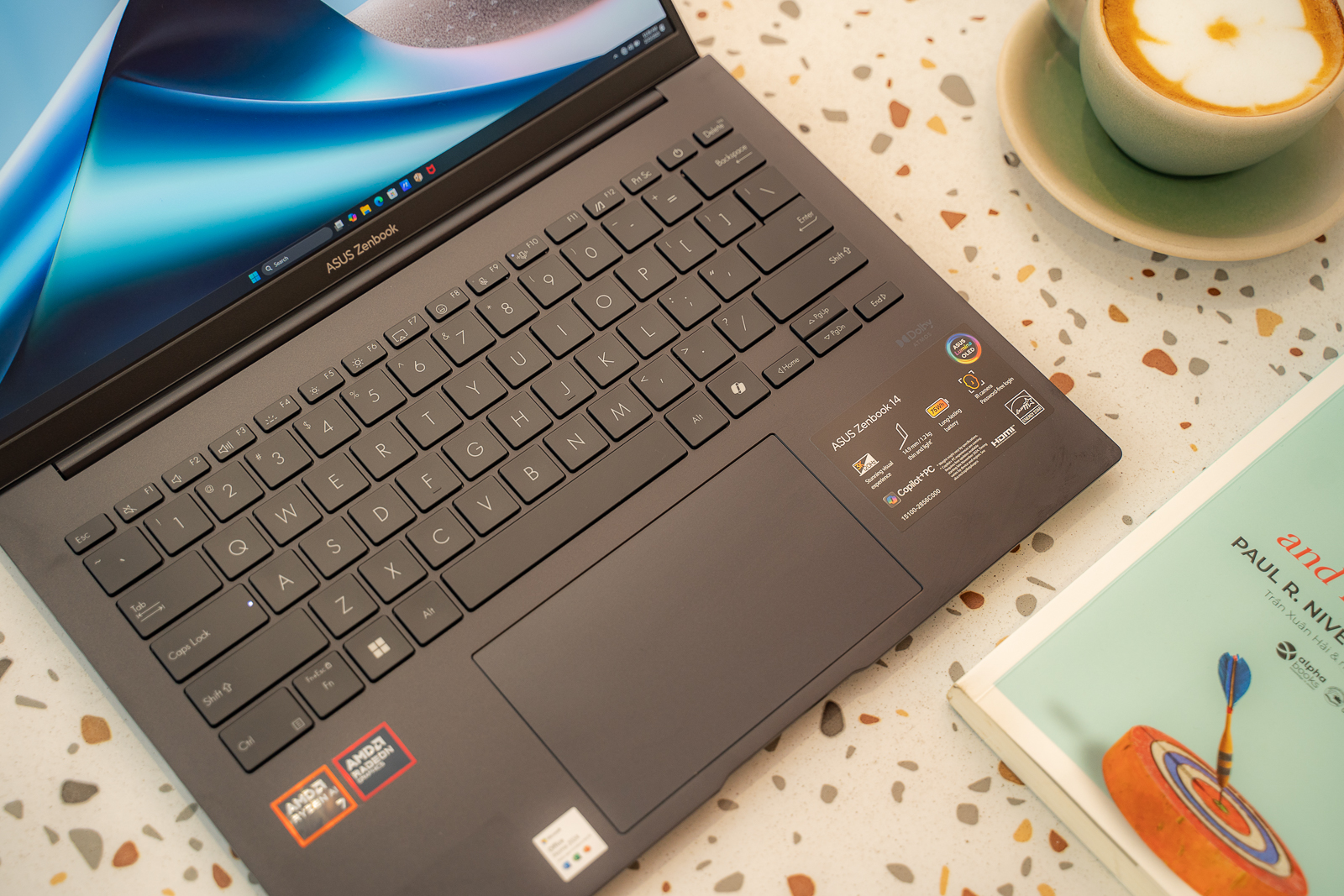 ASUS ra mắt loạt laptop AI nhẹ nhất tại Việt Nam: Chưa tới 1kg mà pin tận 32 giờ, siêu mỏng, màn hình Lumina OLED- Ảnh 4.