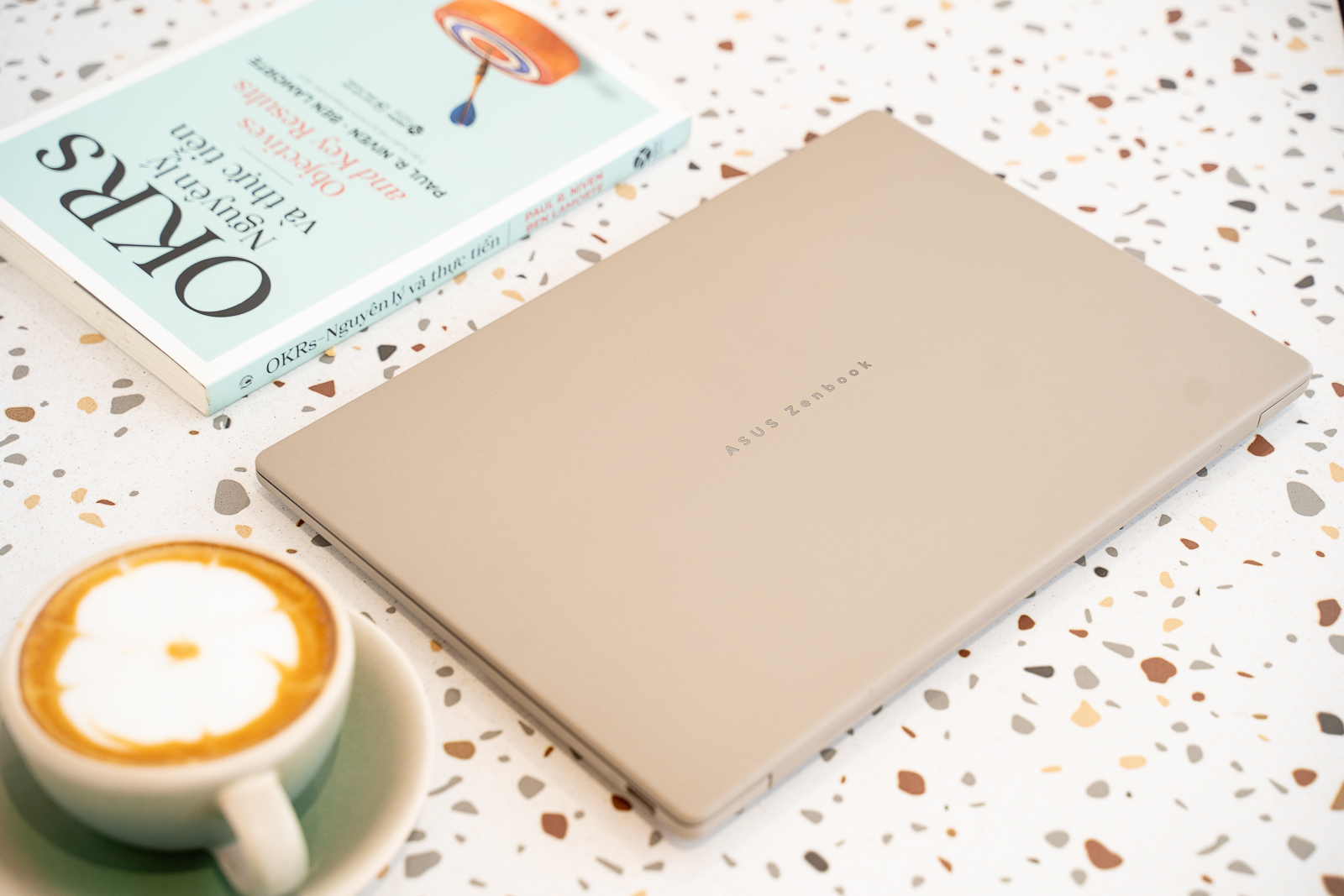 ASUS ra mắt loạt laptop AI nhẹ nhất tại Việt Nam: Chưa tới 1kg mà pin tận 32 giờ, siêu mỏng, màn hình Lumina OLED- Ảnh 1.