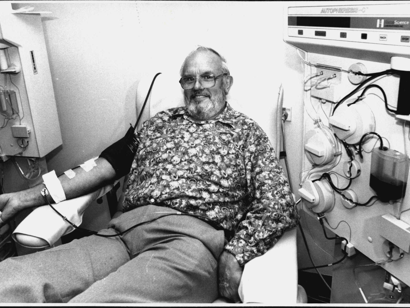 Người đàn ông hiến máu nhiều nhất lịch sử thế giới: 1.173 lần, cứu sống 2,4 triệu người, được mệnh danh là "cánh tay vàng" trong làng hiến máu- Ảnh 5.