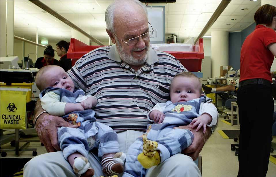 Người đàn ông hiến máu nhiều nhất lịch sử thế giới: 1.173 lần, cứu sống 2,4 triệu người, được mệnh danh là "cánh tay vàng" trong làng hiến máu- Ảnh 6.