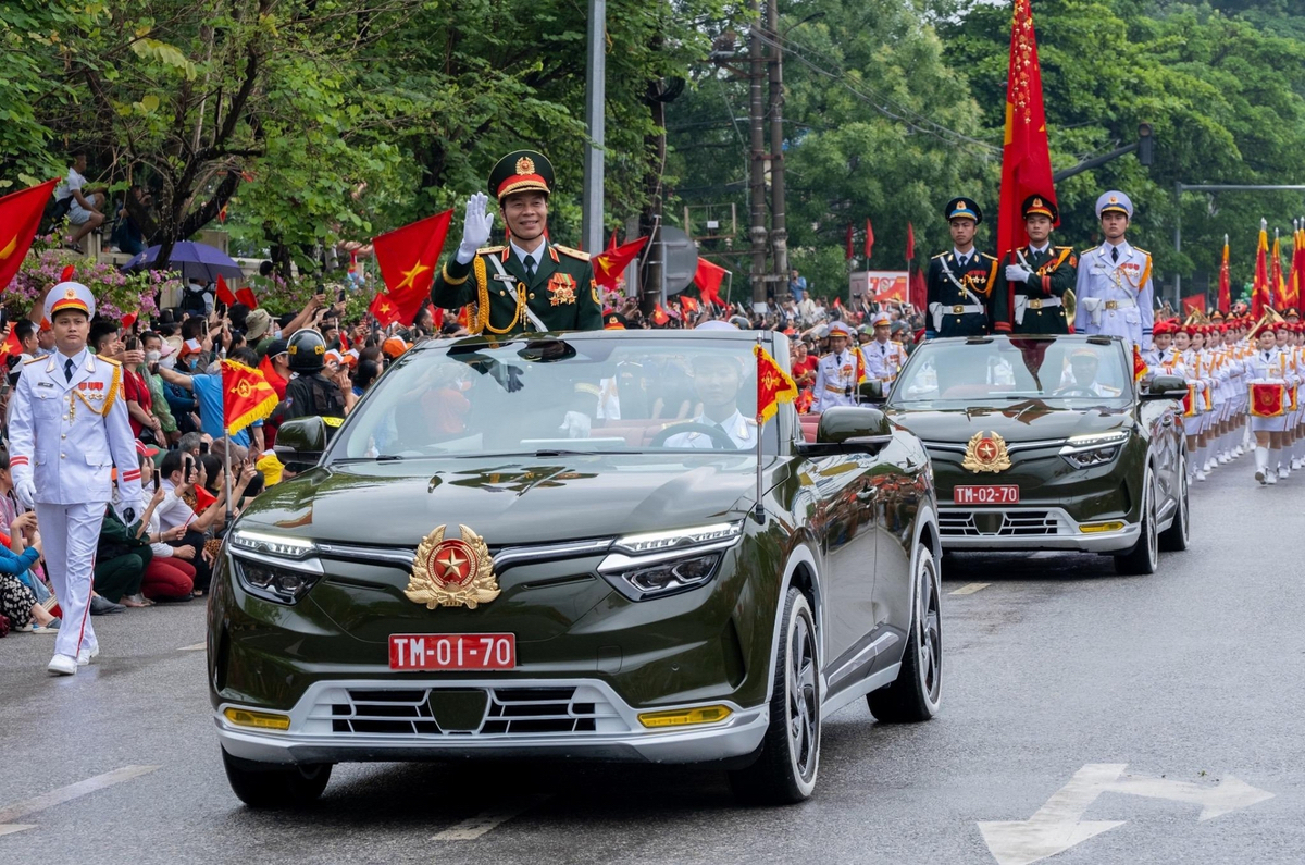 'VinFast VF 9 mui trần lần' đầu lộ diện: Mặt trước có điểm mới lạ, màu sơn hé lộ mục đích sử dụng đặc biệt- Ảnh 5. 'VinFast VF 9 mui trần lần' đầu lộ diện: Mặt trước có điểm mới lạ, màu sơn hé lộ mục đích sử dụng đặc biệt- Ảnh 5.