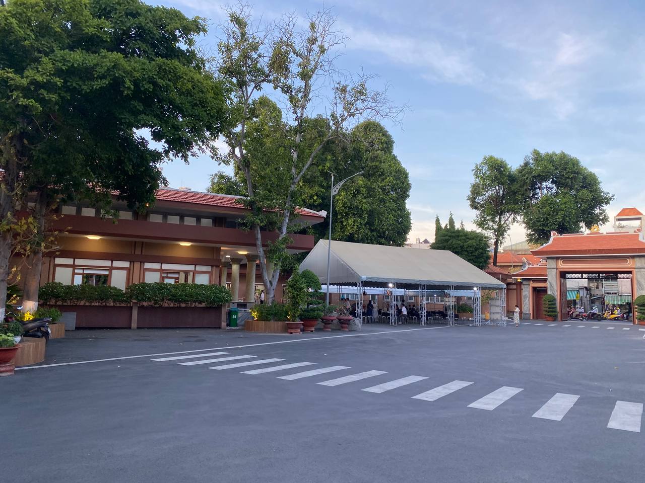 Trước tang lễ diễn viên Quý Bình: Vợ thất thần cùng người thân lo hậu sự, thông báo thêm 1 quy định mới- Ảnh 2. Trước tang lễ diễn viên Quý Bình: Vợ thất thần cùng người thân lo hậu sự, thông báo thêm 1 quy định mới- Ảnh 2.