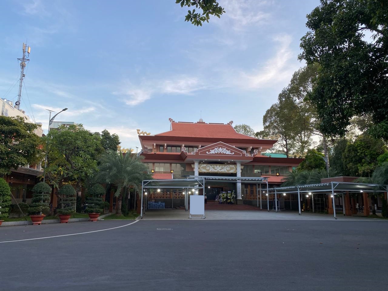 Trước tang lễ diễn viên Quý Bình: Vợ thất thần cùng người thân lo hậu sự, thông báo thêm 1 quy định mới- Ảnh 1. Trước tang lễ diễn viên Quý Bình: Vợ thất thần cùng người thân lo hậu sự, thông báo thêm 1 quy định mới- Ảnh 1.