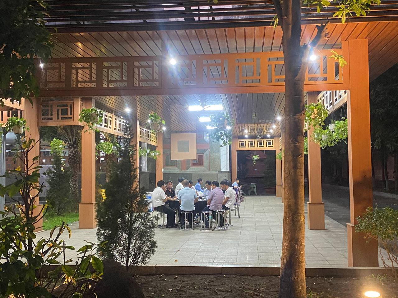 Trước tang lễ diễn viên Quý Bình: Vợ thất thần cùng người thân lo hậu sự, thông báo thêm 1 quy định mới- Ảnh 3. Trước tang lễ diễn viên Quý Bình: Vợ thất thần cùng người thân lo hậu sự, thông báo thêm 1 quy định mới- Ảnh 3.