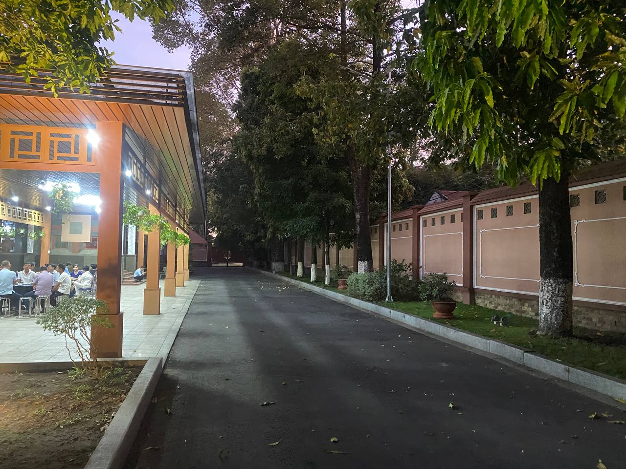 Trước tang lễ diễn viên Quý Bình: Vợ thất thần cùng người thân lo hậu sự, thông báo thêm 1 quy định mới- Ảnh 4. Trước tang lễ diễn viên Quý Bình: Vợ thất thần cùng người thân lo hậu sự, thông báo thêm 1 quy định mới- Ảnh 4.