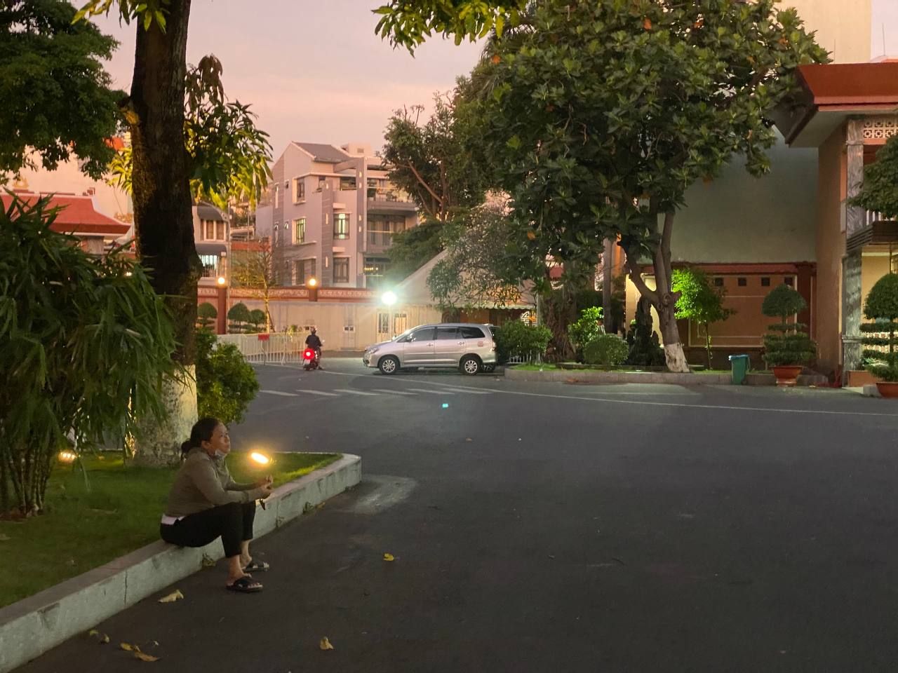 Trước tang lễ diễn viên Quý Bình: Vợ thất thần cùng người thân lo hậu sự, thông báo thêm 1 quy định mới- Ảnh 6. Trước tang lễ diễn viên Quý Bình: Vợ thất thần cùng người thân lo hậu sự, thông báo thêm 1 quy định mới- Ảnh 6.