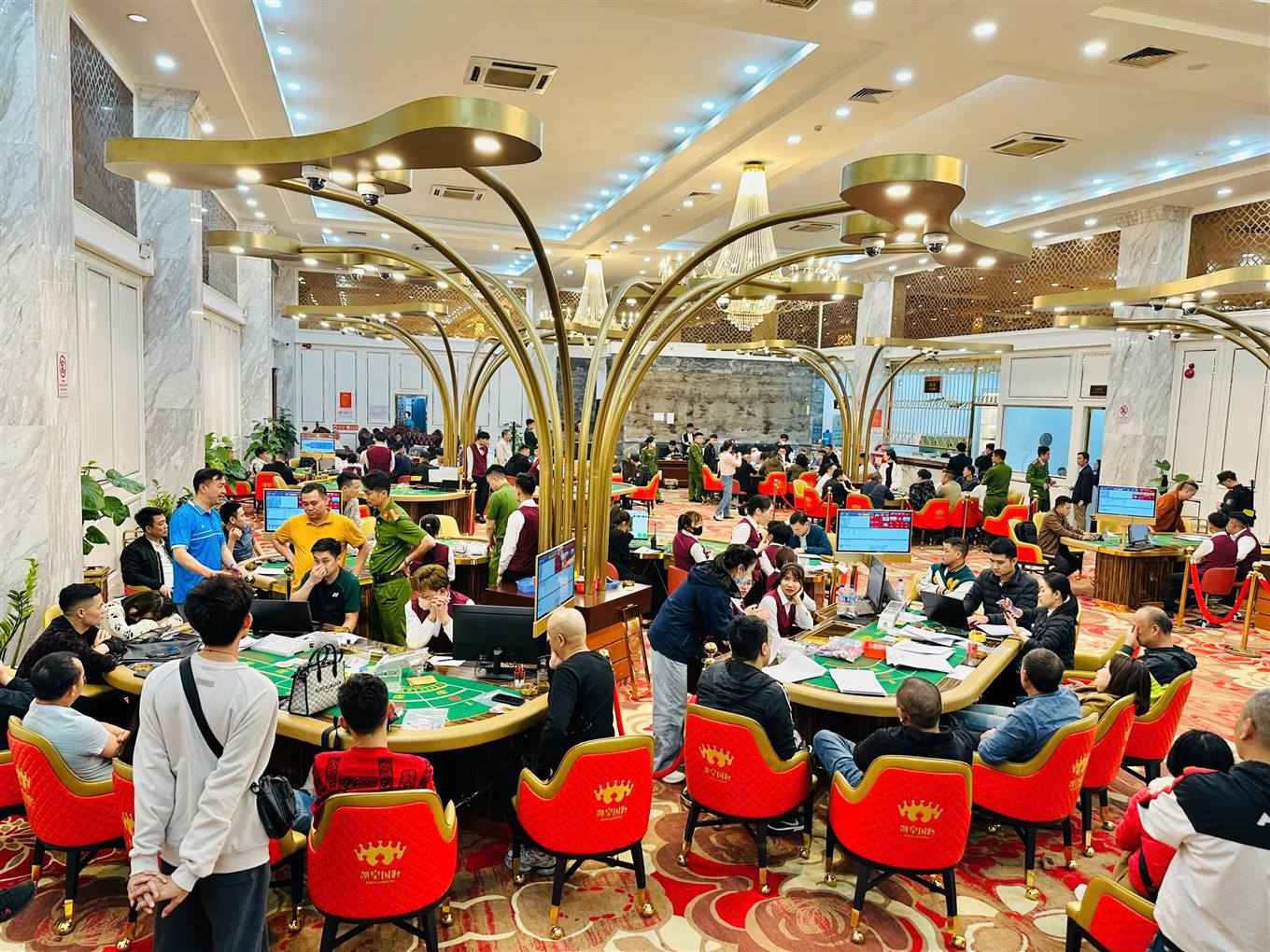 Cận cảnh khám xét câu lạc bộ thể thao nơi nhiều người Trung Quốc đánh bạc tới 720 tỉ đồng- Ảnh 1. Cận cảnh khám xét câu lạc bộ thể thao nơi nhiều người Trung Quốc đánh bạc tới 720 tỉ đồng- Ảnh 1.