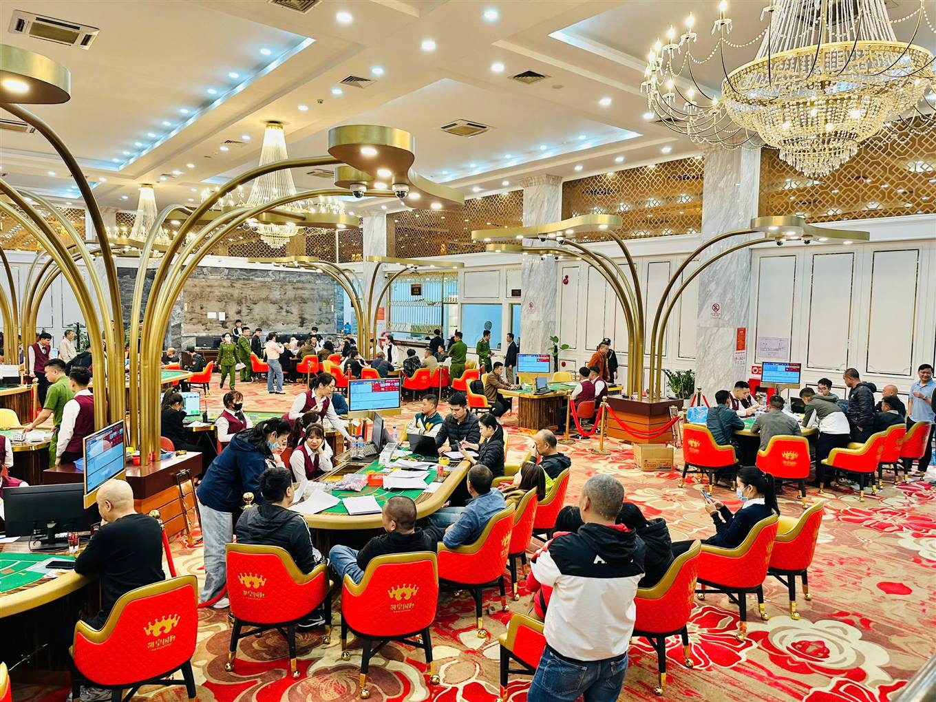 Cận cảnh khám xét câu lạc bộ thể thao nơi nhiều người Trung Quốc đánh bạc tới 720 tỉ đồng- Ảnh 4. Cận cảnh khám xét câu lạc bộ thể thao nơi nhiều người Trung Quốc đánh bạc tới 720 tỉ đồng- Ảnh 4.