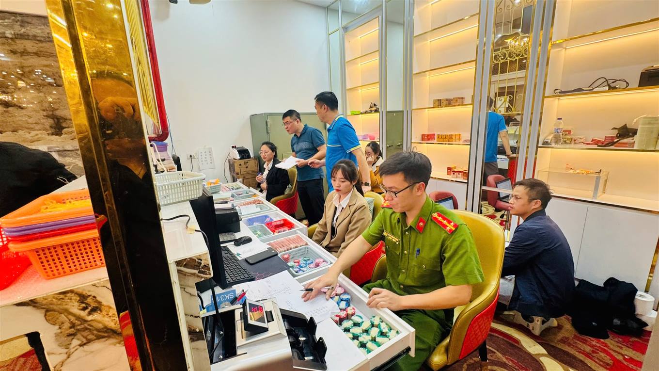 Cận cảnh khám xét câu lạc bộ thể thao nơi nhiều người Trung Quốc đánh bạc tới 720 tỉ đồng- Ảnh 6. Cận cảnh khám xét câu lạc bộ thể thao nơi nhiều người Trung Quốc đánh bạc tới 720 tỉ đồng- Ảnh 6.
