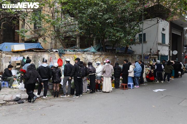 Xếp hàng cả tiếng đồng hồ chờ mua hoa 8/3- Ảnh 1.