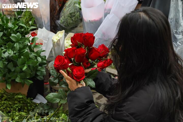Xếp hàng cả tiếng đồng hồ chờ mua hoa 8/3- Ảnh 7.