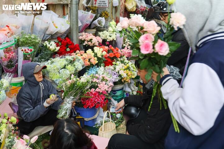 Xếp hàng cả tiếng đồng hồ chờ mua hoa 8/3- Ảnh 4.
