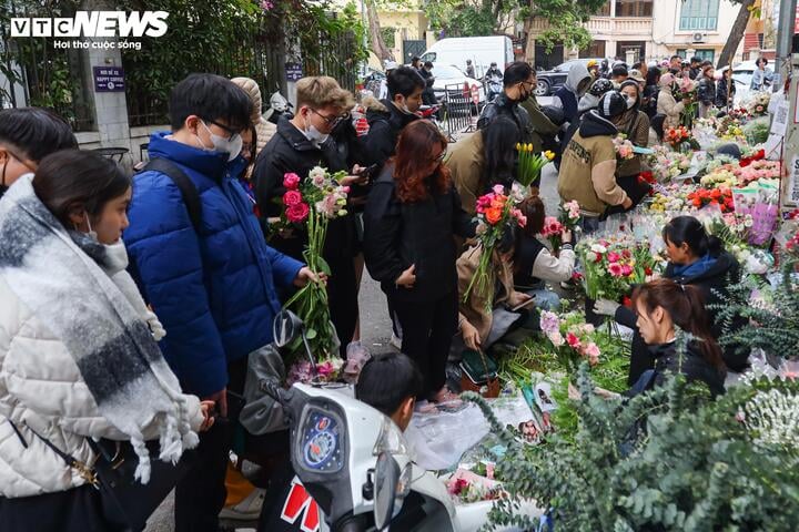 Xếp hàng cả tiếng đồng hồ chờ mua hoa 8/3- Ảnh 3.