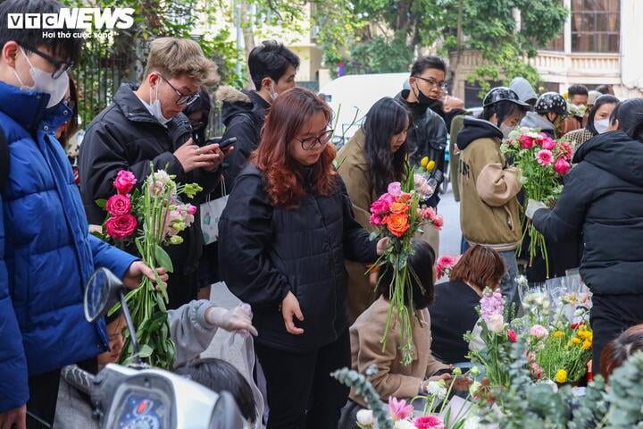 Xếp hàng cả tiếng đồng hồ chờ mua hoa 8/3- Ảnh 6.