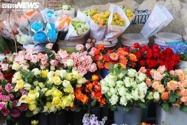 Xếp hàng cả tiếng đồng hồ chờ mua hoa 8/3- Ảnh 9.