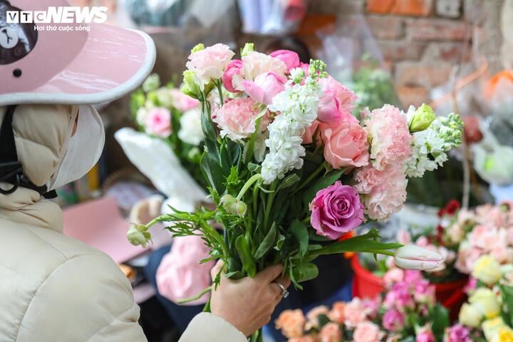 Xếp hàng cả tiếng đồng hồ chờ mua hoa 8/3- Ảnh 8.