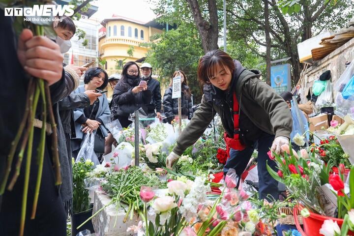 Xếp hàng cả tiếng đồng hồ chờ mua hoa 8/3- Ảnh 5.