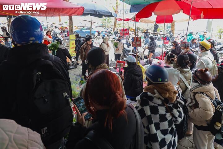 Xếp hàng cả tiếng đồng hồ chờ mua hoa 8/3- Ảnh 10.