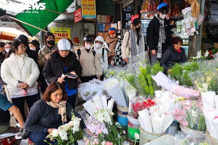 Xếp hàng cả tiếng đồng hồ chờ mua hoa 8/3- Ảnh 11.