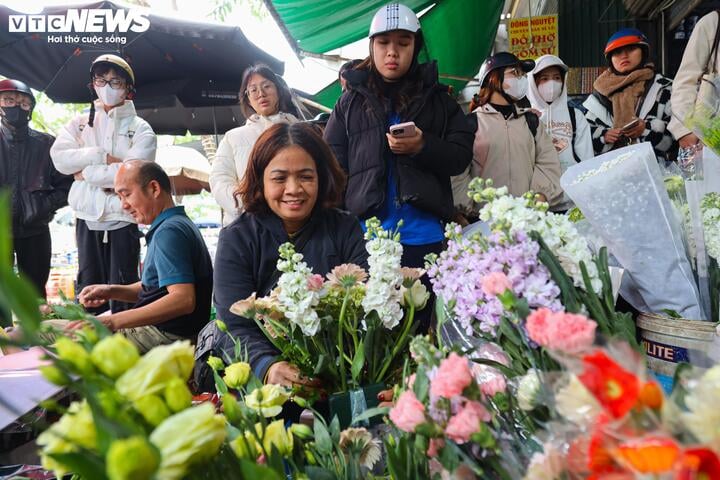 Xếp hàng cả tiếng đồng hồ chờ mua hoa 8/3- Ảnh 12.