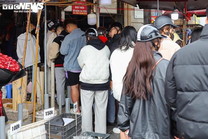 Xếp hàng cả tiếng đồng hồ chờ mua hoa 8/3- Ảnh 13.