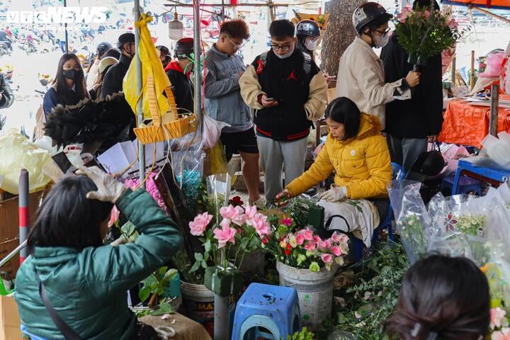 Xếp hàng cả tiếng đồng hồ chờ mua hoa 8/3- Ảnh 15.