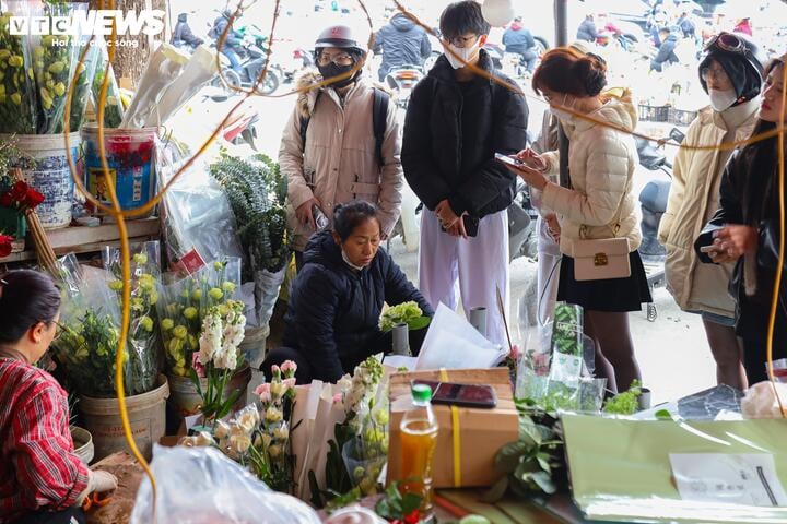Xếp hàng cả tiếng đồng hồ chờ mua hoa 8/3- Ảnh 16.
