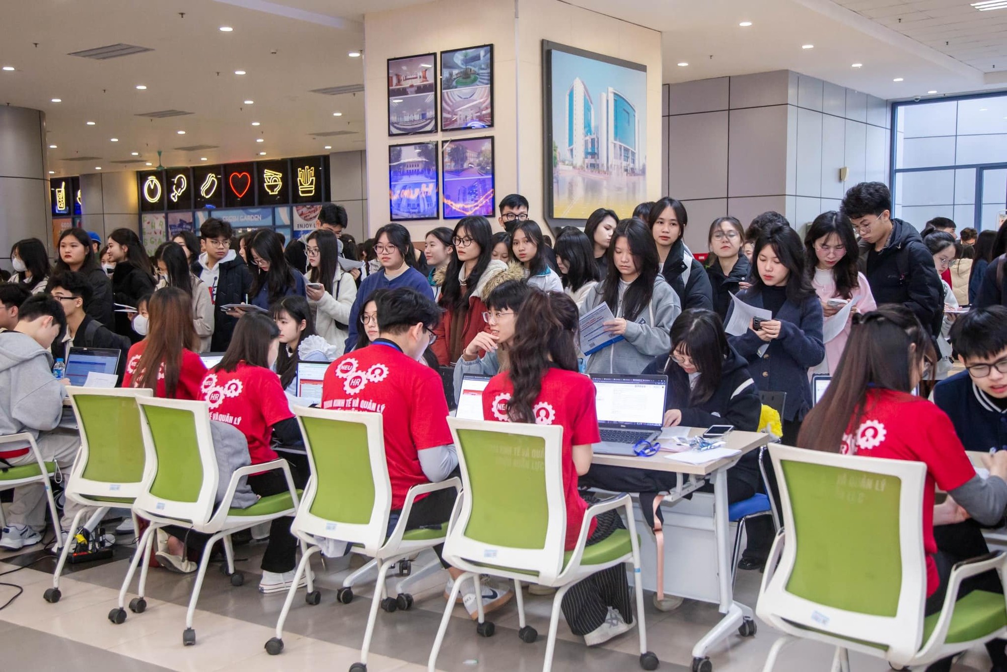 Sĩ tử lo thiệt thòi cách quy đổi điểm xét tuyển mới, ĐH Kinh tế quốc dân nói gì?- Ảnh 1.