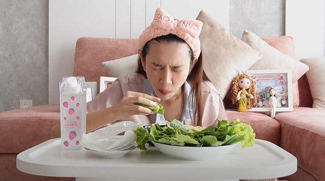 Nghịch lý của Hoa hậu Thuỳ Tiên: Không ăn được rau nhưng lại tích cực... quảng cáo kẹo rau- Ảnh 3.