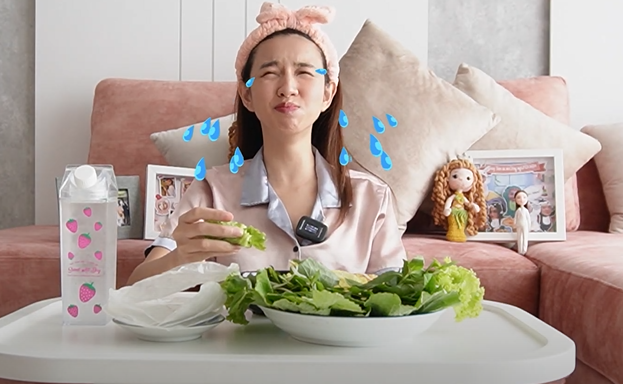 Nghịch lý của Hoa hậu Thuỳ Tiên: Không ăn được rau nhưng lại tích cực... quảng cáo kẹo rau- Ảnh 2.