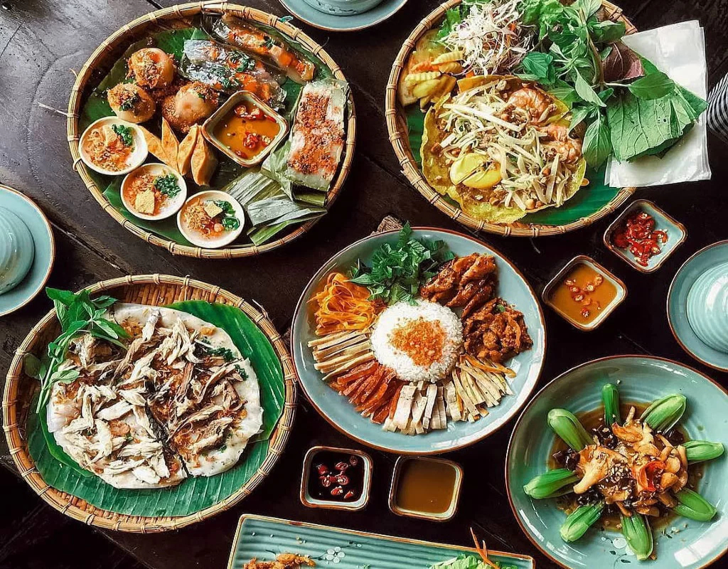 Điểm tham quan thú vị khi tới Huế: Ngoài Đại nội, còn Lan viên cố tích, làng hoa giấy Thanh Tiên, tập vẽ tranh khắc gỗ Làng Sình…- Ảnh 14. Điểm tham quan thú vị khi tới Huế: Ngoài Đại nội, còn Lan viên cố tích, làng hoa giấy Thanh Tiên, tập vẽ tranh khắc gỗ Làng Sình…- Ảnh 14.