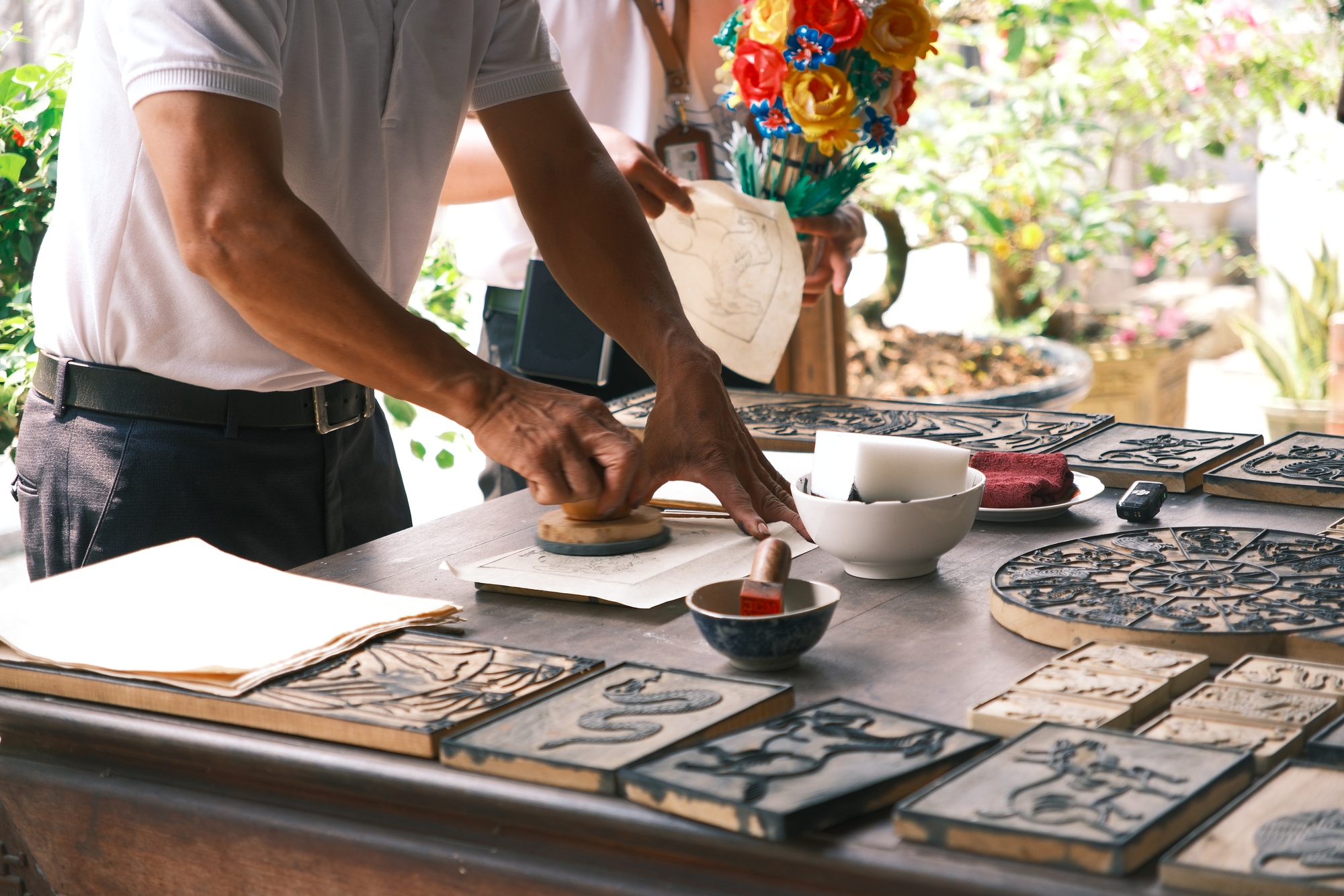 Điểm tham quan thú vị khi tới Huế: Ngoài Đại nội, còn Lan viên cố tích, làng hoa giấy Thanh Tiên, tập vẽ tranh khắc gỗ Làng Sình…- Ảnh 12. Điểm tham quan thú vị khi tới Huế: Ngoài Đại nội, còn Lan viên cố tích, làng hoa giấy Thanh Tiên, tập vẽ tranh khắc gỗ Làng Sình…- Ảnh 12.