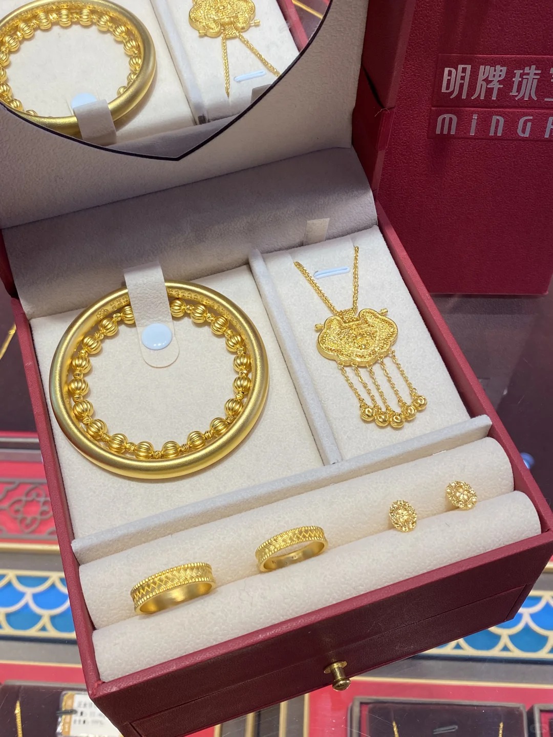 Giá vàng leo thẳng 100 triệu/lượng: Thời tiền mặt, voucher thay thế "của hồi môn"- Ảnh 1.