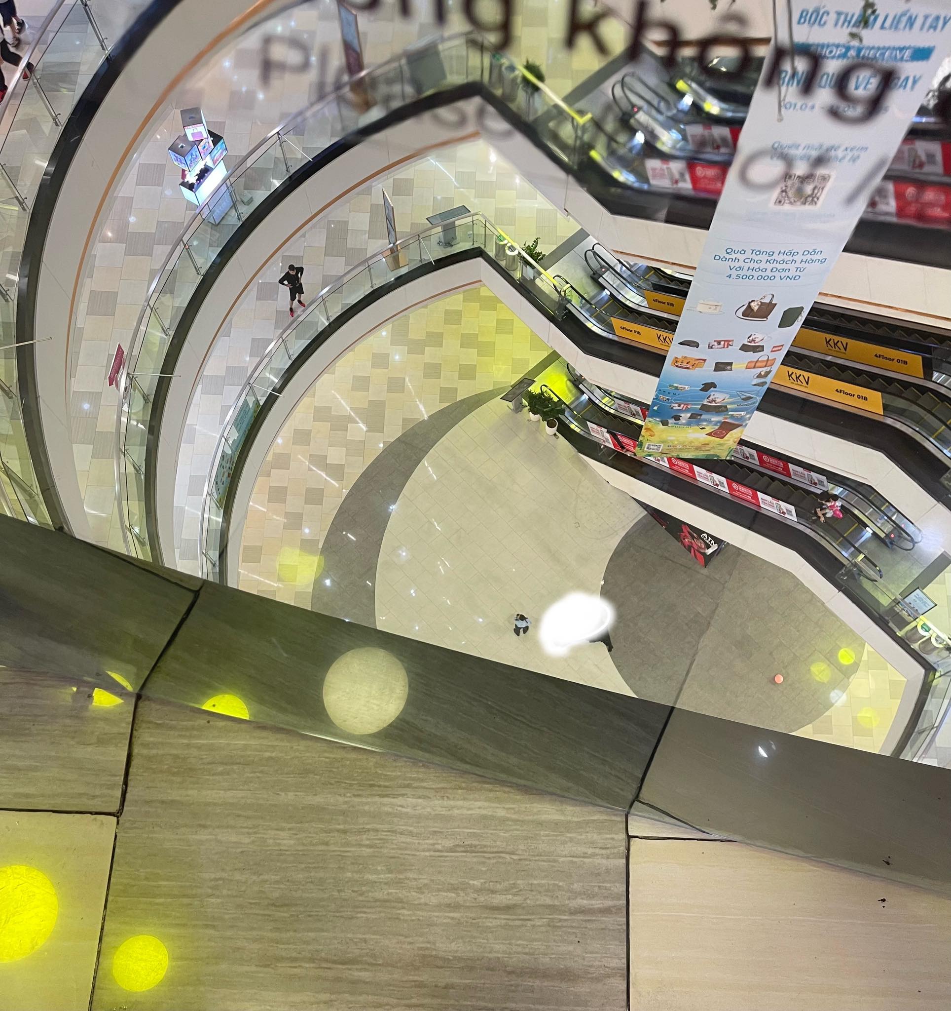 Vụ nam giới rơi lầu tại Vạn Hạnh Mall: Tìm thấy giấy tờ có ghi nhiều thông tin tại hiện trường- Ảnh 1.