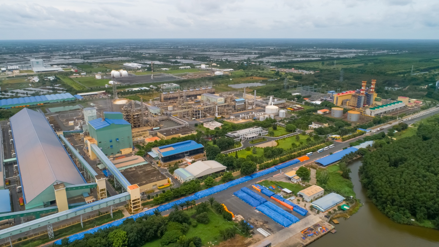 Petrovietnam tiếp tục chia 'miếng bánh' với 'ông lớn' dầu khí Malaysia: Cùng khai thác mỏ dầu với lưu lượng 20.000 thùng dầu, 200 triệu khối khí mỗi ngày- Ảnh 2. Petrovietnam tiếp tục chia 'miếng bánh' với 'ông lớn' dầu khí Malaysia: Cùng khai thác mỏ dầu với lưu lượng 20.000 thùng dầu, 200 triệu khối khí mỗi ngày- Ảnh 2.