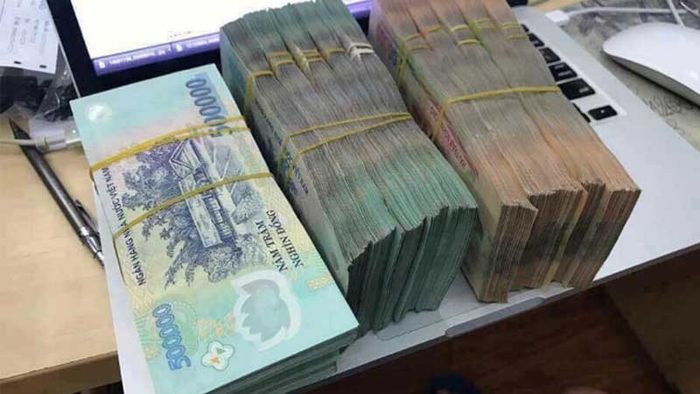 Công an tìm người đánh rơi cọc tiền mệnh giá 500.000 VND- Ảnh 1. Công an tìm người đánh rơi cọc tiền mệnh giá 500.000 VND- Ảnh 1.