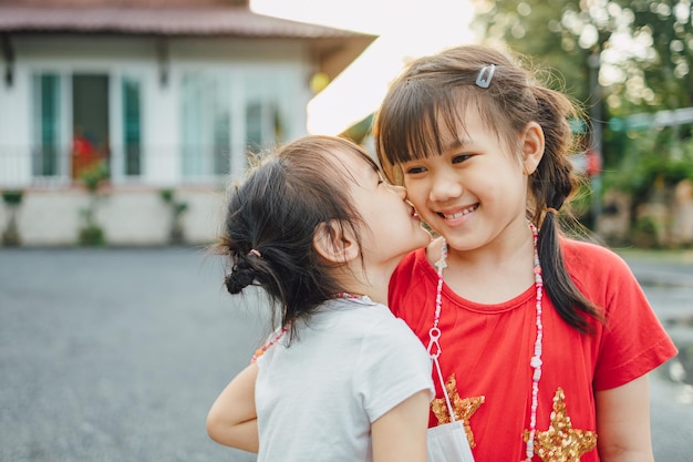 Vì sao cùng một gia đình, cùng cách nuôi dạy nhưng con cái có đứa hiếu thảo, có đứa bất hiếu?- Ảnh 1. Vì sao cùng một gia đình, cùng cách nuôi dạy nhưng con cái có đứa hiếu thảo, có đứa bất hiếu?- Ảnh 1.