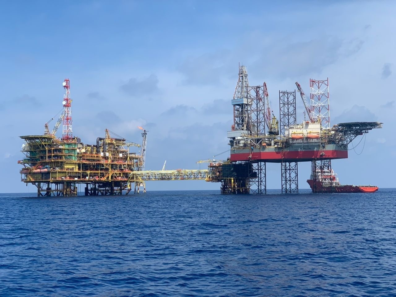 Petrovietnam tiếp tục chia 'miếng bánh' với 'ông lớn' dầu khí Malaysia: Cùng khai thác mỏ dầu với lưu lượng 20.000 thùng dầu, 200 triệu khối khí mỗi ngày- Ảnh 1. Petrovietnam tiếp tục chia 'miếng bánh' với 'ông lớn' dầu khí Malaysia: Cùng khai thác mỏ dầu với lưu lượng 20.000 thùng dầu, 200 triệu khối khí mỗi ngày- Ảnh 1.
