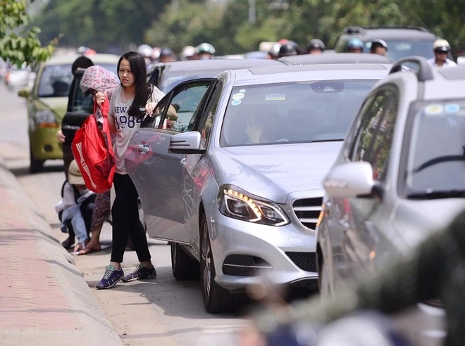 Lái xe sang 30 tỉ tới trường đón con gái, bị chỉ trích là khoe khoang, lời đáp trả của người mẹ khiến cư dân mạng “câm nín”- Ảnh 4. Lái xe sang 30 tỉ tới trường đón con gái, bị chỉ trích là khoe khoang, lời đáp trả của người mẹ khiến cư dân mạng “câm nín”- Ảnh 4.