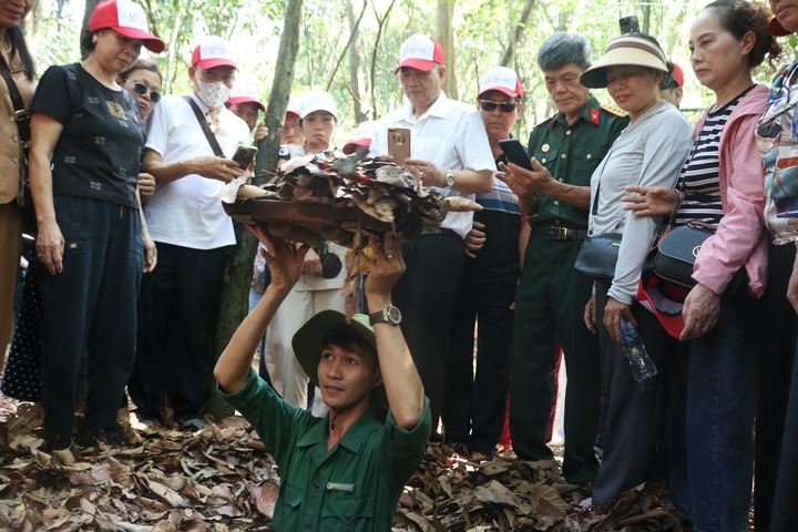 Khách dồn về TP.HCM xem diễu binh, khách sạn hết chỗ, tour địa đạo Củ Chi kín vé- Ảnh 2.
