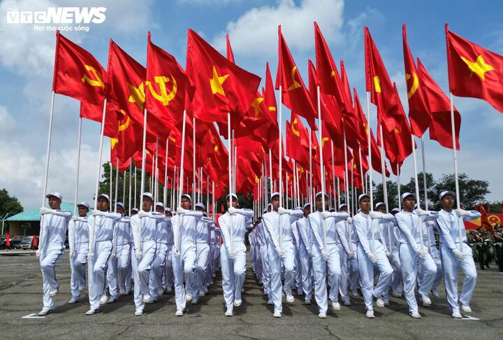 Khách dồn về TP.HCM xem diễu binh, khách sạn hết chỗ, tour địa đạo Củ Chi kín vé- Ảnh 1.