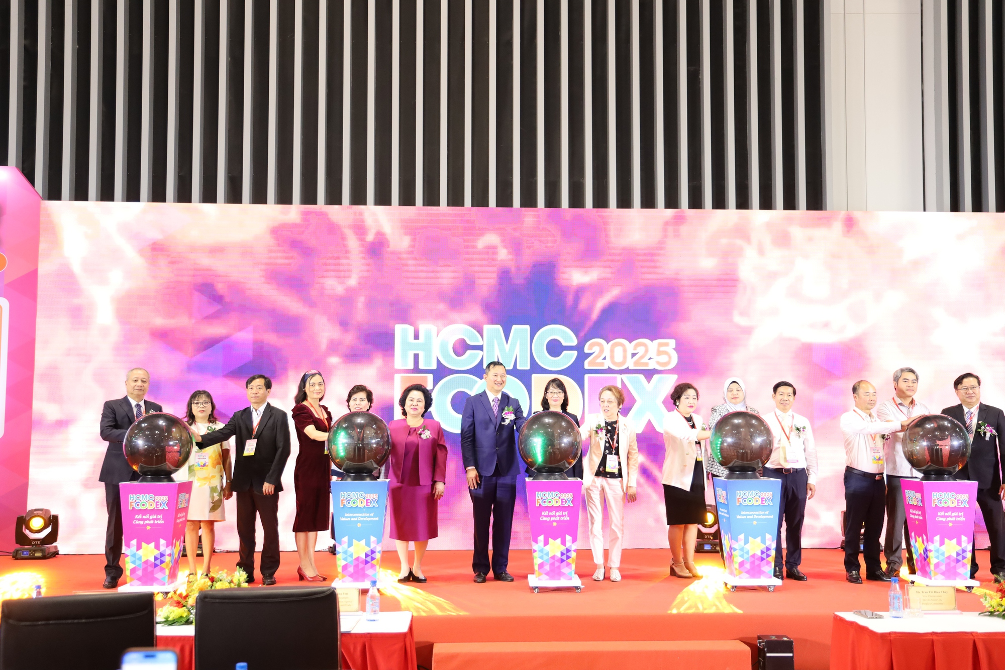 Sở An toàn Thực phẩm khẩn trương rà soát thị trường sữa TP HCM sau vụ sữa bột giả- Ảnh 3. Sở An toàn Thực phẩm khẩn trương rà soát thị trường sữa TP HCM sau vụ sữa bột giả- Ảnh 3.
