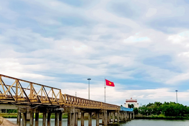 Cây cầu "dài nhất trong lịch sử" trở thành điểm đến hot dịp 30/4: Chúng ta chỉ mất 2 phút để chạy qua, nhưng ông cha ta mất đến 21 năm để nối liền đôi bờ Nam-Bắc!- Ảnh 9. Cây cầu "dài nhất trong lịch sử" trở thành điểm đến hot dịp 30/4: Chúng ta chỉ mất 2 phút để chạy qua, nhưng ông cha ta mất đến 21 năm để nối liền đôi bờ Nam-Bắc!- Ảnh 9.