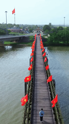 Cây cầu "dài nhất trong lịch sử" trở thành điểm đến hot dịp 30/4: Chúng ta chỉ mất 2 phút để chạy qua, nhưng ông cha ta mất đến 21 năm để nối liền đôi bờ Nam-Bắc!- Ảnh 4. Cây cầu "dài nhất trong lịch sử" trở thành điểm đến hot dịp 30/4: Chúng ta chỉ mất 2 phút để chạy qua, nhưng ông cha ta mất đến 21 năm để nối liền đôi bờ Nam-Bắc!- Ảnh 4.