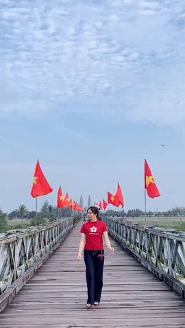 Cây cầu "dài nhất trong lịch sử" trở thành điểm đến hot dịp 30/4: Chúng ta chỉ mất 2 phút để chạy qua, nhưng ông cha ta mất đến 21 năm để nối liền đôi bờ Nam-Bắc!- Ảnh 5. Cây cầu "dài nhất trong lịch sử" trở thành điểm đến hot dịp 30/4: Chúng ta chỉ mất 2 phút để chạy qua, nhưng ông cha ta mất đến 21 năm để nối liền đôi bờ Nam-Bắc!- Ảnh 5.
